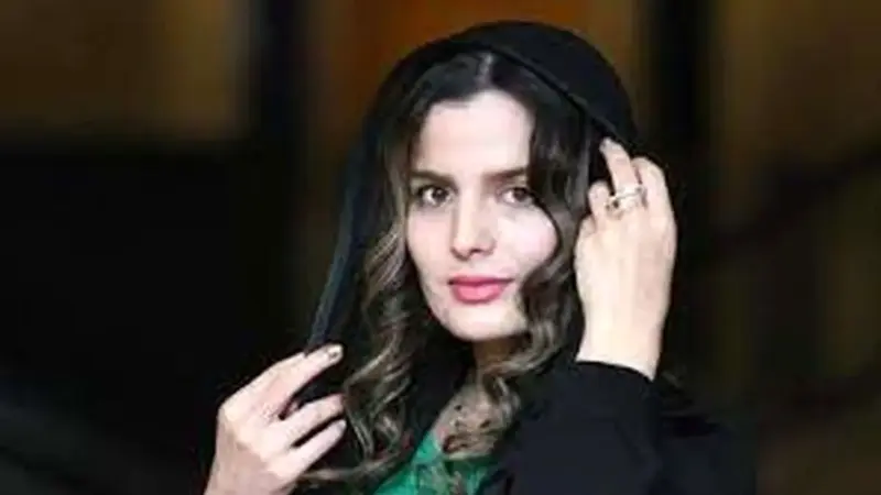 قاب امروز | استایل رسمی و شیک غزاله اکرمی در اکران «شاه نقش»