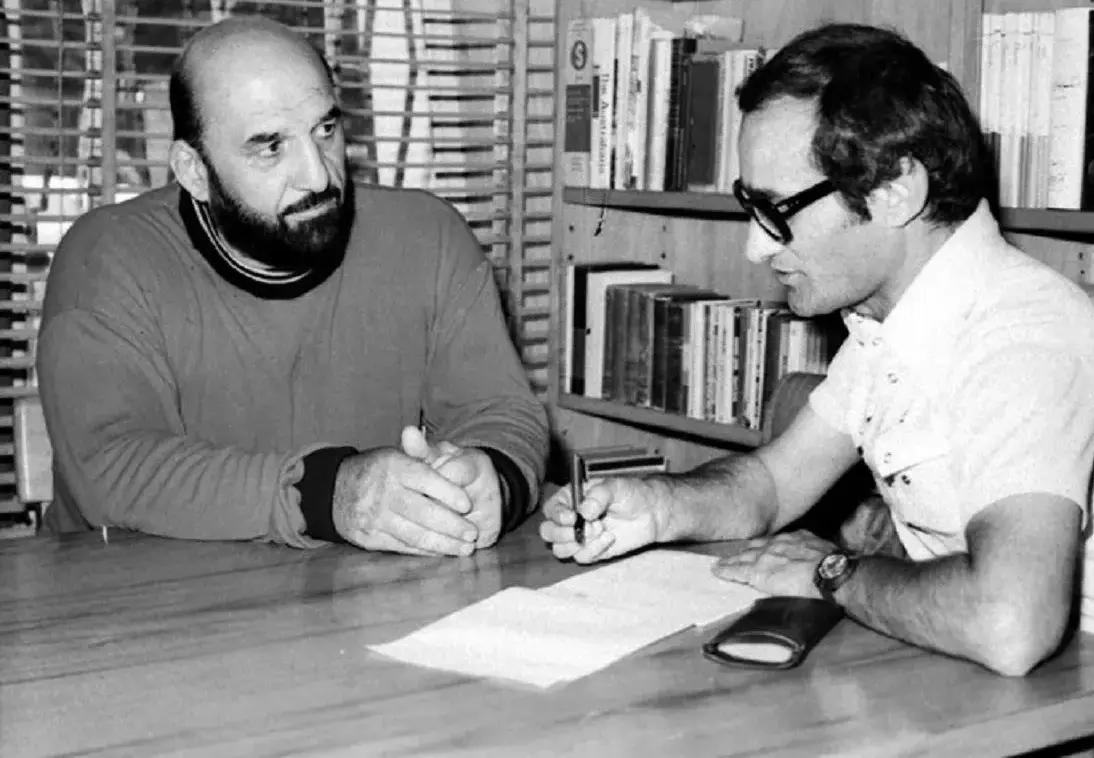 قاب تاریخ | «شعبان بی مخ» در حال دریافت لوح تقدیر از محمدرضا پهلوی؛ دهه 30