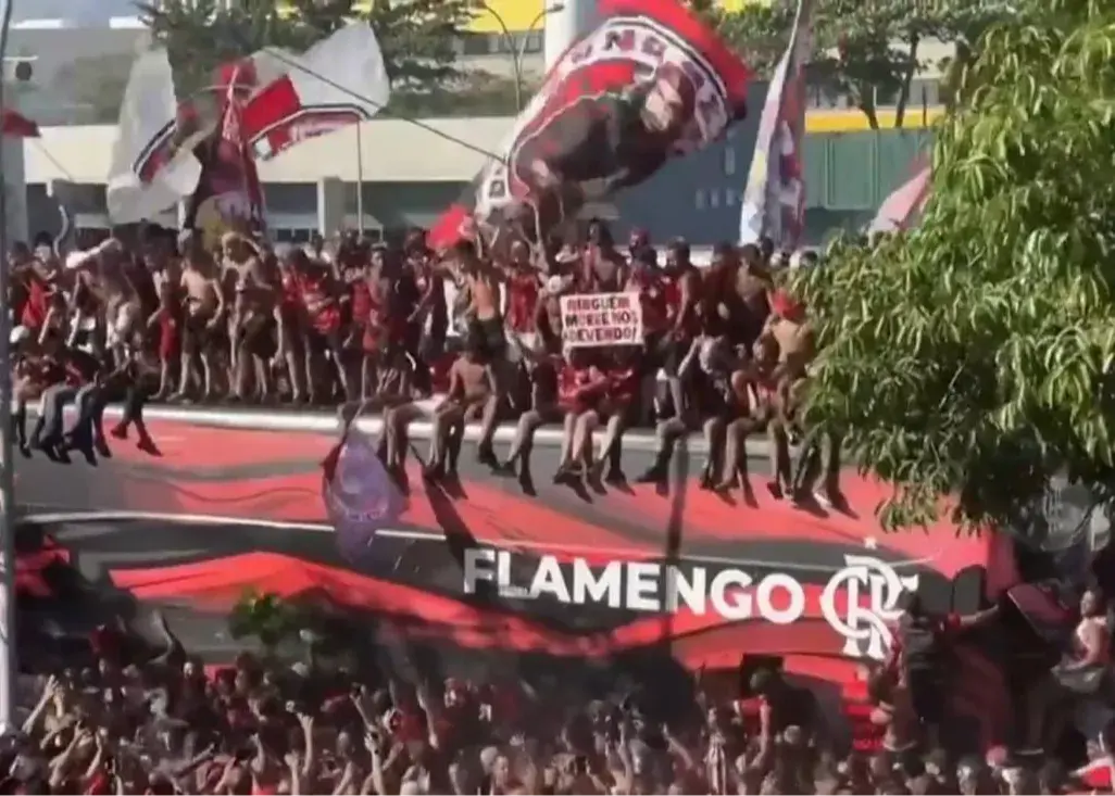 وحشتناک‌ترین بدرقه در تاریخ فلامینگو؛ حمله بی‌سابقه هواداران به اتوبوس تیم در برزیل!
