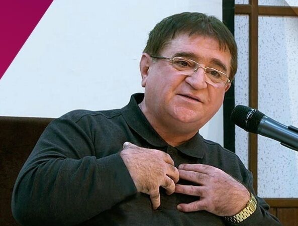 (ویدیو) دکتر محمود انوشه بهترین روانشناس ایران: حواست باشه داری با کیا میگردی…