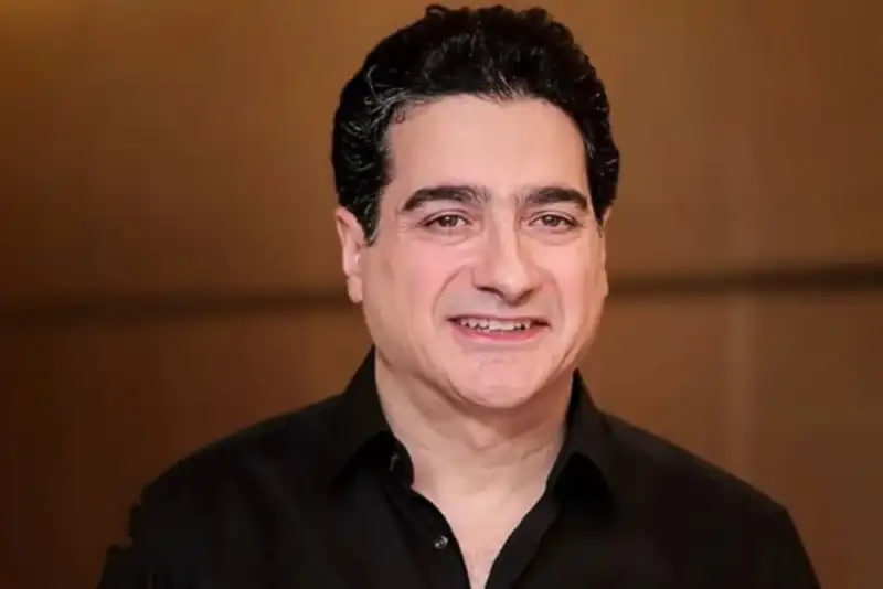 رخ نمایی خودروی میلیاردی همایون شجریان در خیابان های تهران