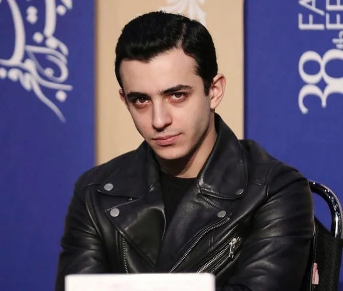 عکس تولد خیلی جنجالی علی شادمان/ علی شادمان با پتوی قرمز: سلامتی همه … / … جای همه‌ی رفقای رفته خالی…