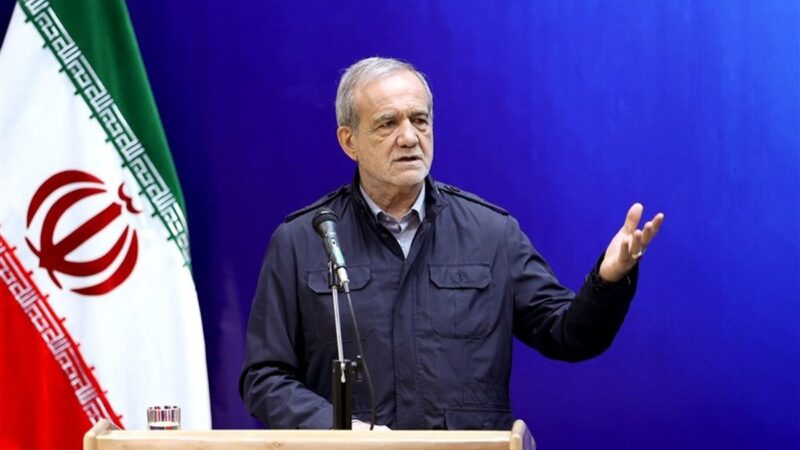 عطسه‌های مکرر پزشکیان در سخنرانی؛ حساسیت به گل‌ها جنجال‌ساز شد!