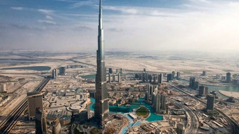 لحظه نادر و حیرت‌انگیز برخورد صاعقه به برج خلیفه دبی در ویدئویی اختصاصی