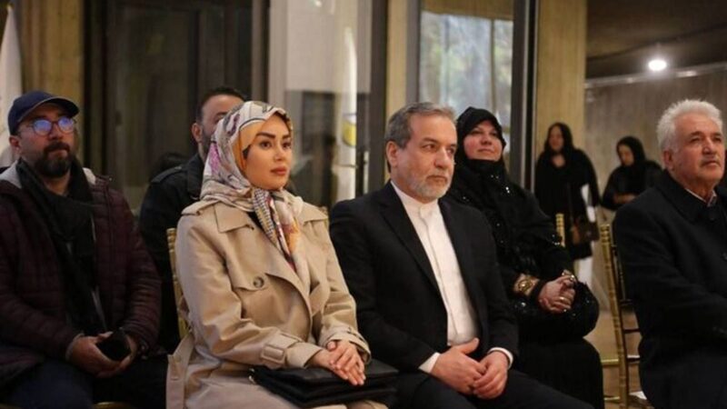 حضور همسر عراقچی در ردیف اول همایش بین‌المللی امام‌خمینی، همه نگاه‌ها را به خود معطوف کرد!