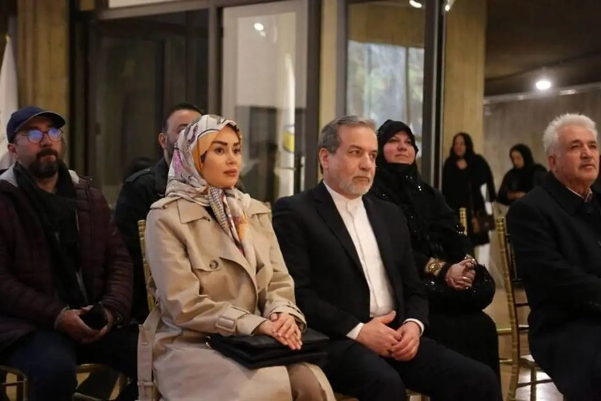 حضور همسر عراقچی در ردیف اول همایش بین‌المللی امام‌خمینی، همه نگاه‌ها را به خود معطوف کرد!