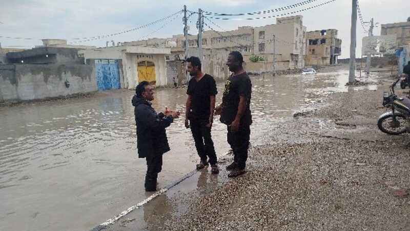 بارش سیل‌آسا در بندر جاسک؛ خیابان‌ها زیر آب رفتند!