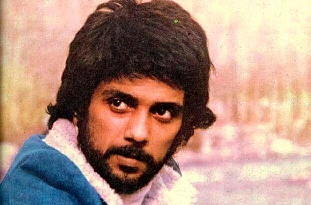 لحظه‌ای نایاب از داریوش بر مزار فریدون فرخزاد که تاکنون ندیده‌اید!