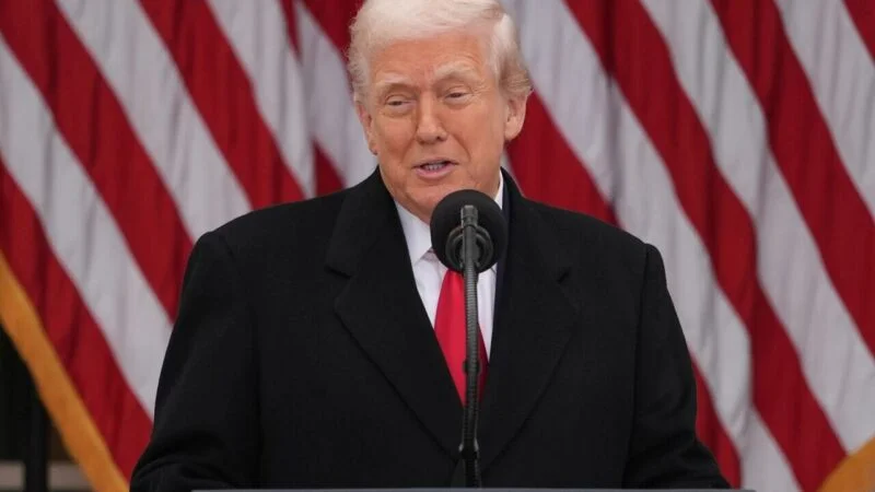 تصویری نادر از رضا بیک ایمانوردی در ۵۳ سالگی کنار پسرش در سواحل کالیفرنیا؛ سفری به دهه ۶۰