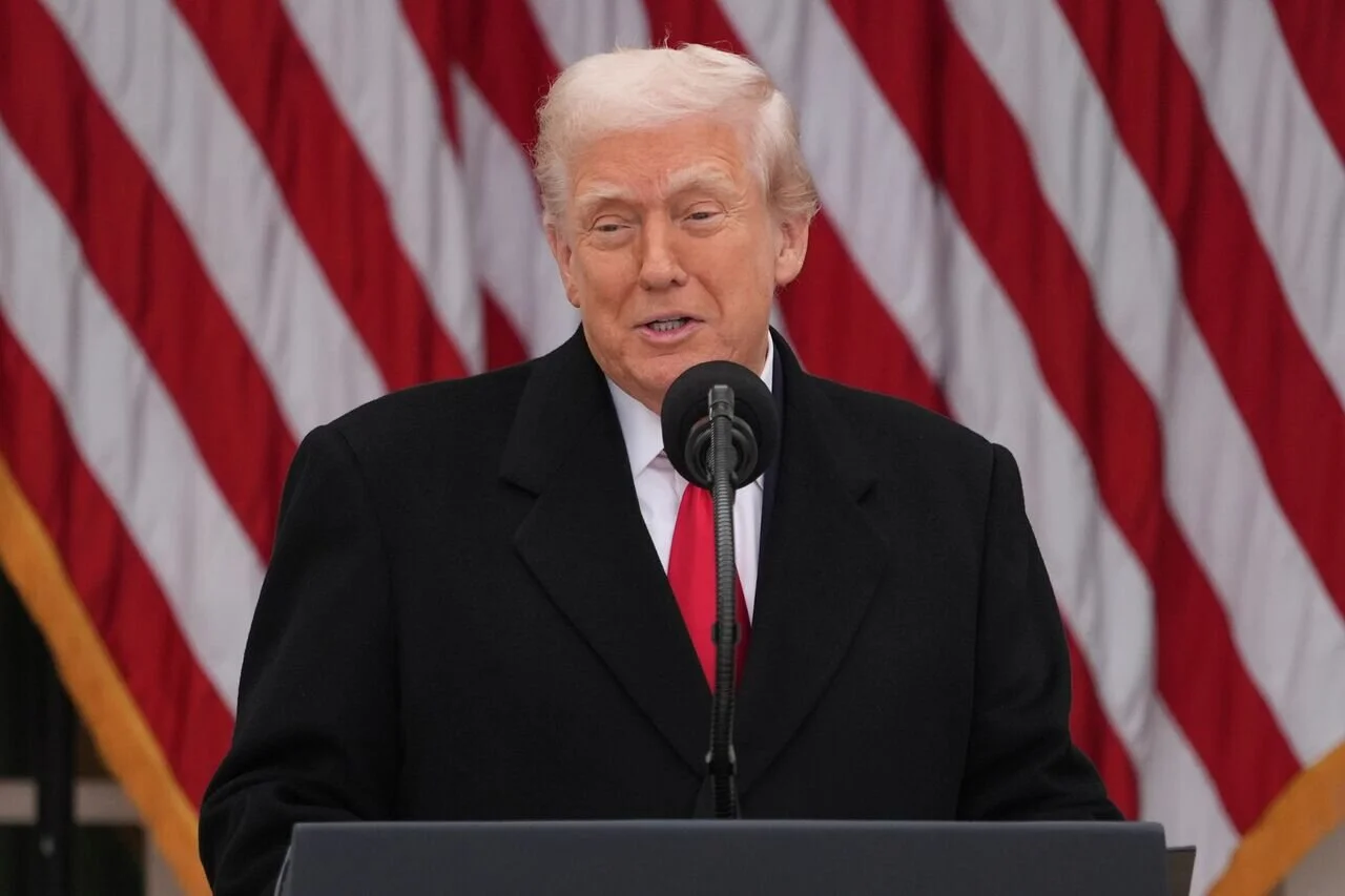 تصویری نادر از رضا بیک ایمانوردی در ۵۳ سالگی کنار پسرش در سواحل کالیفرنیا؛ سفری به دهه ۶۰