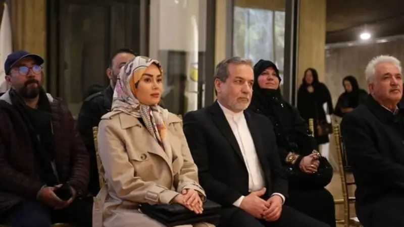 حضور درخشان همسر عراقچی در مراسم بزرگ؛ زیبایی و استایل متفاوت آرزو احمدوند جلب توجه کرد