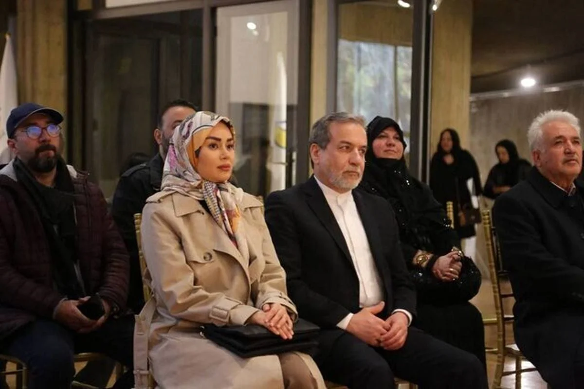 حضور درخشان همسر عراقچی در مراسم بزرگ؛ زیبایی و استایل متفاوت آرزو احمدوند جلب توجه کرد