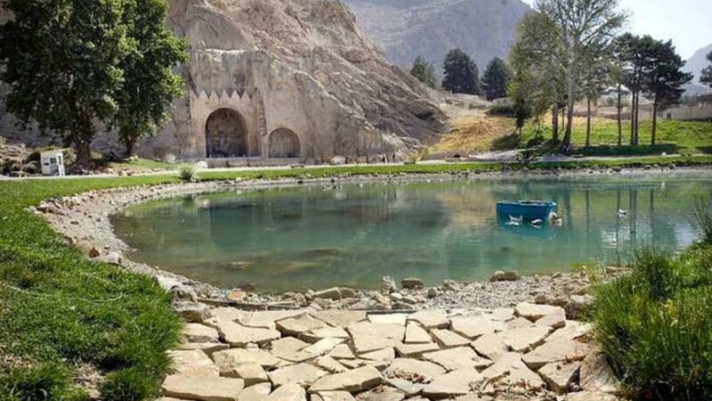 چشمه تاریخی طاق‌بستان پس از ماه‌ها بی‌آبی دوباره جوشید؛ کرمانشاه غرق در زیبایی شد!