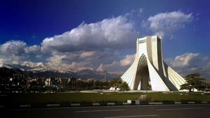 نبرد نفس‌گیر آلودگی و باران تهران در قاب تصویر