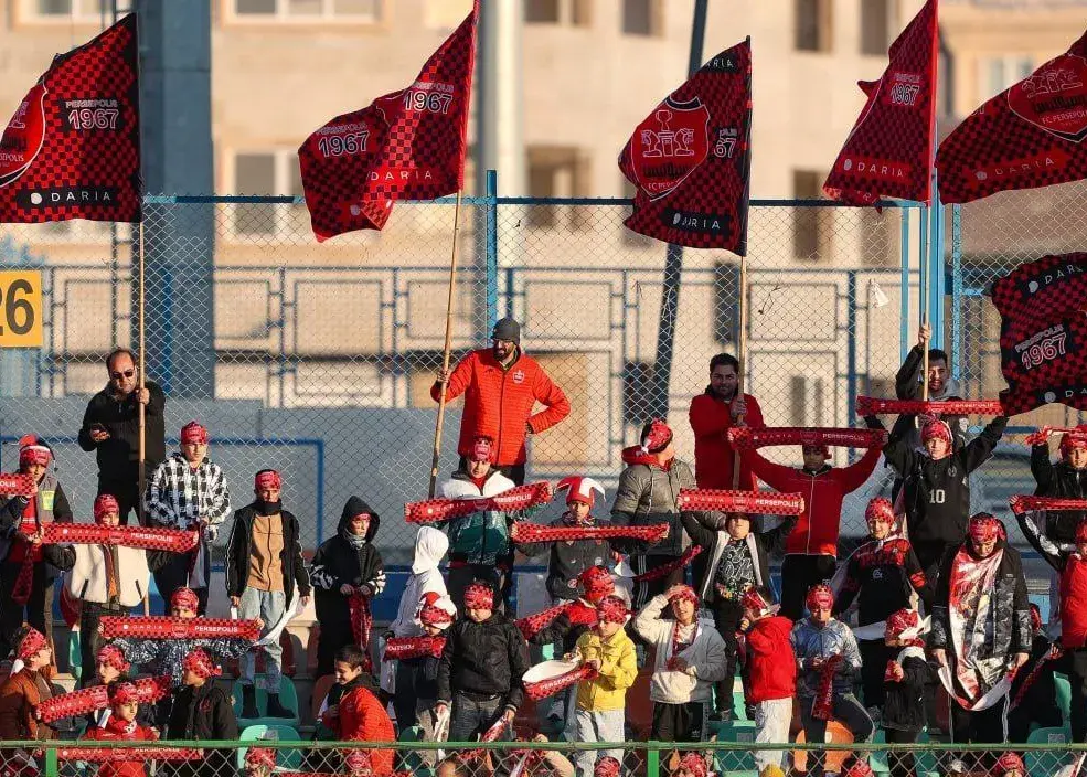 پرسپولیس برای اولین‌بار سکوی ویژه دهه نودی‌ها را در ورزشگاه افتتاح کرد!
