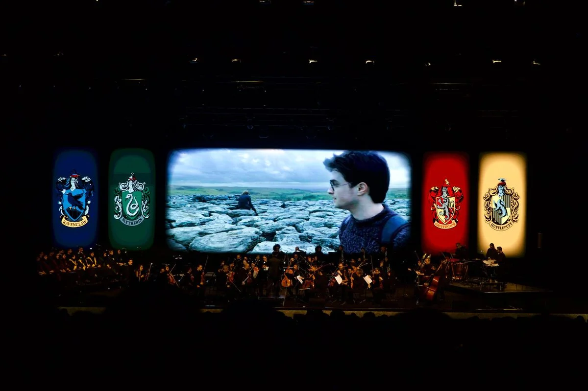 ۲۶ هزار پاترهد در تهران گرد هم آمدند؛ فیلم-کنسرت جادویی «هری پاتر» غوغا کرد!