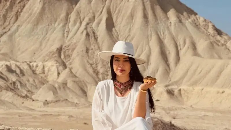 تصویری شگفت‌انگیز از امید ثروتیان در 42 سالگی کنار قمه و فخری خوروش در سریال آنام!