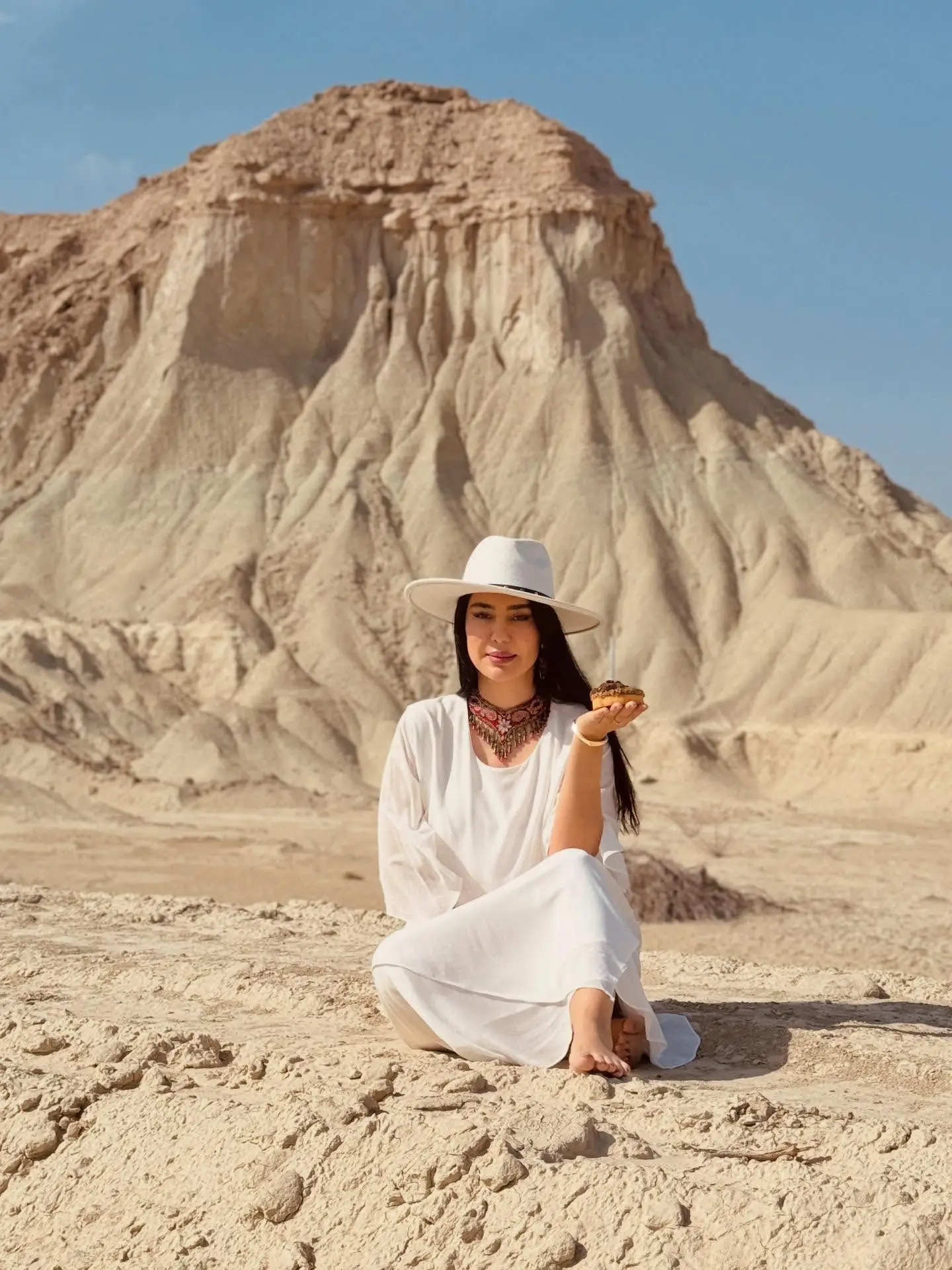 تصویری شگفت‌انگیز از امید ثروتیان در 42 سالگی کنار قمه و فخری خوروش در سریال آنام!