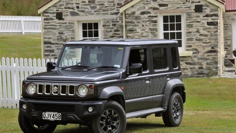 سوزوکی جیمنی پنج درب؛ وقتی شاسی‌بلند ژاپنی، حس و حال مرسدس جی کلاس را زنده می‌کند!