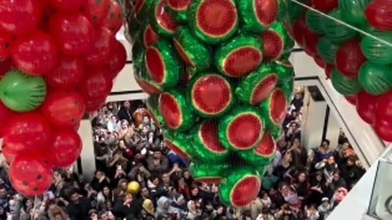 بارش بادکنک‌های یلدایی در دلگشا؛ لحظه‌هایی که همه را شگفت‌زده کرد!