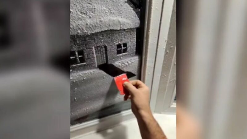 هنرمند بریتانیایی با اسپری برف، پنجره‌ها را به جادوی زمستانی تبدیل کرد!