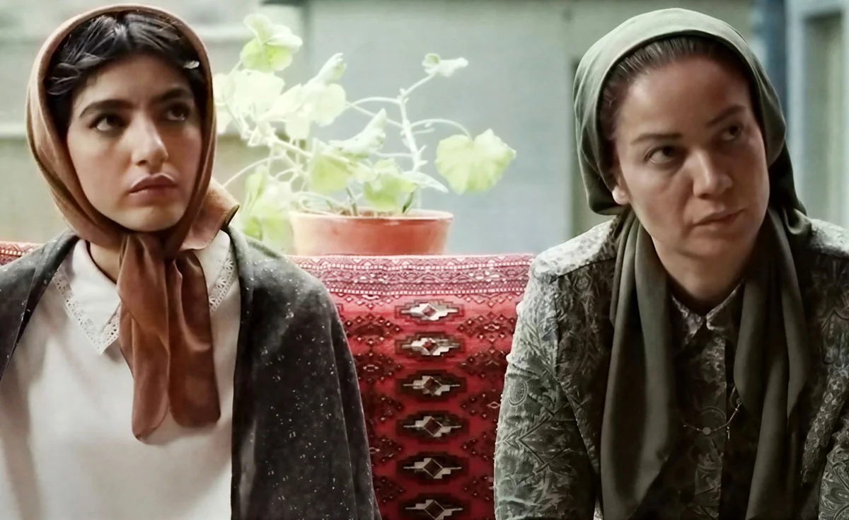 بنفشه ریاضی در جشن تولد ۳۲ سالگی با استایل مخملی و خیره‌کننده همه را متحیر کرد!