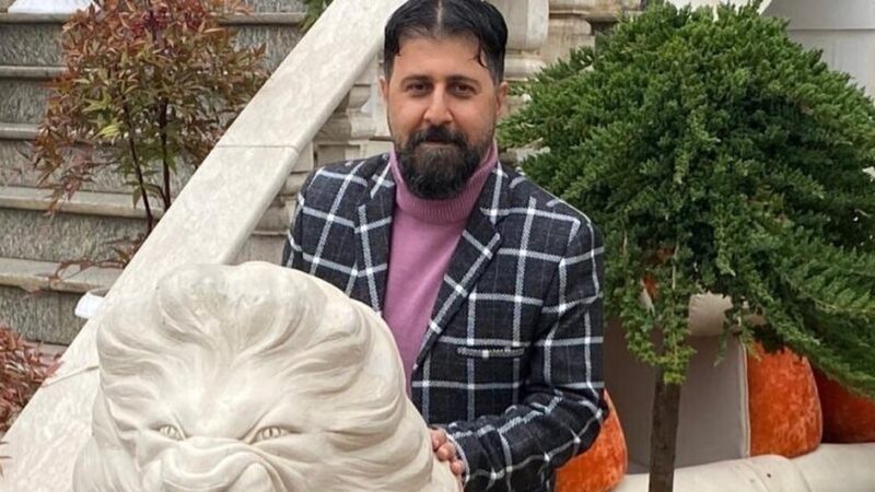 نگاهی به چیدمان منزل شاهانه و مجلل هومن حاجی عبداللهی «رحمتِ پایتخت» و همسر هنرمندش/ از مبلمان سلطنتی و مدرن و کتابخانه تا تابلوهای هنری و لوستر لوکس