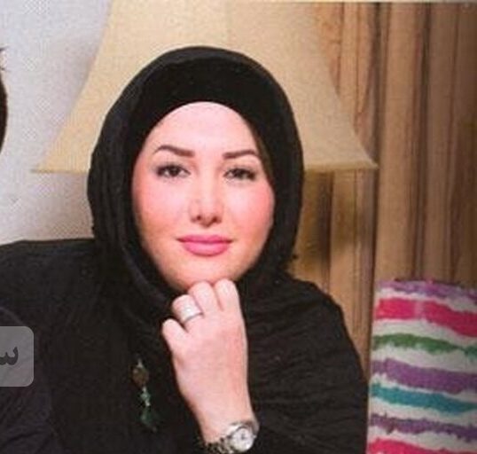 نگاهی به خونه زندگی لوکس و دلباز رضا داوود نژاد با رونمایی از عکس آتلیه‌ای بزرگی از خواهر همسرش، عسل بدیعی+عکس/ چه مبلمان خوش رنگ و باکلاسی😍