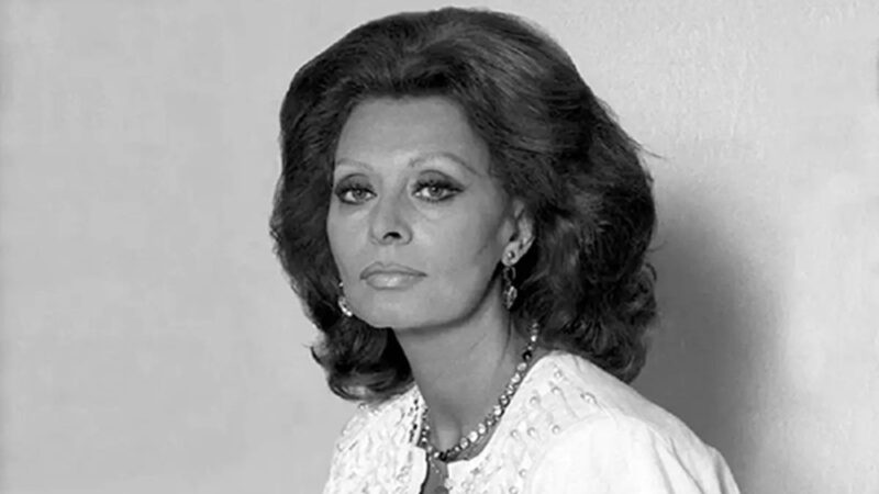 «سوفیا لورن» با سگش در فرودگاه لندن، سال ۱۳۳۳