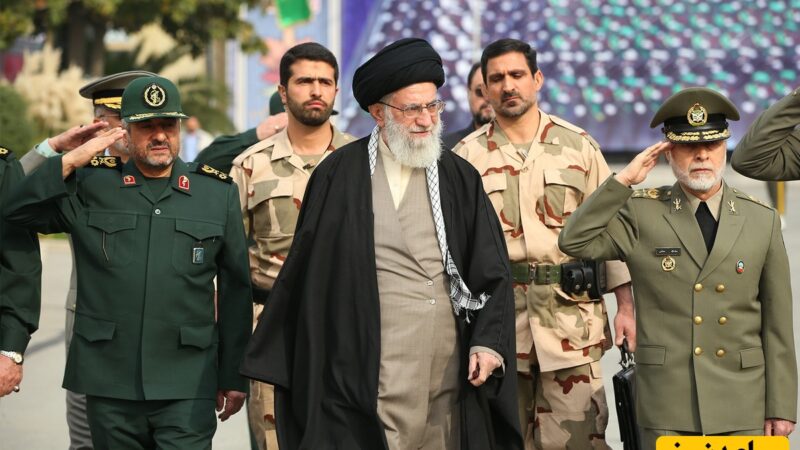 چرا رهبری در میدان جنگ پیراهن مشکی نمی‌پوشد و عصا به دست نمی‌گیرد؟ راز پشت صحنه‌ای که همه باید بدانند!