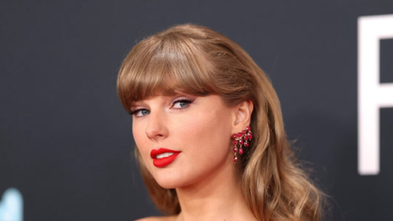 راز محبوبیت تیلور سوئیفت؛ از بوت‌های بلند تا خط‌چشم گربه‌ای که استایلش را ساختند!