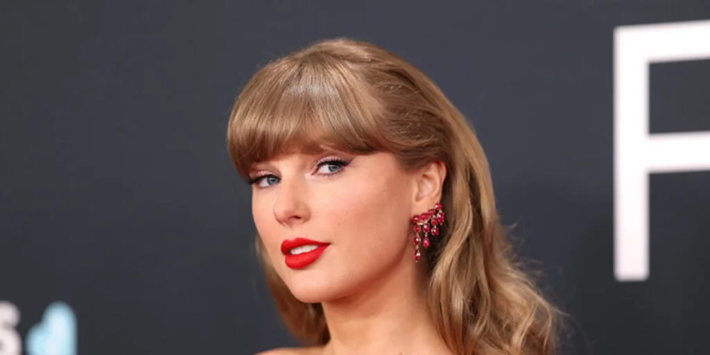 راز محبوبیت تیلور سوئیفت؛ از بوت‌های بلند تا خط‌چشم گربه‌ای که استایلش را ساختند!
