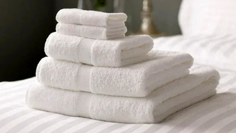 چگونه حوله‌های هتل‌ها همیشه نرم و سفید می‌مانند؟ ترفندهای ساده‌ای که همه باید بدانند!