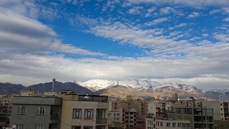 آسمان تهران همچنان آبی است