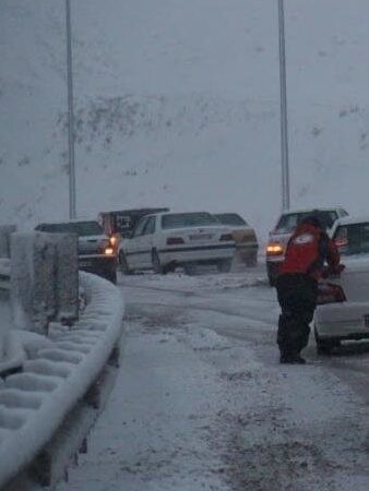 بارش برف، باران و مه غلیظ در خراسان رضوی؛ جاده‌ها خطرناک و لغزنده شدند!