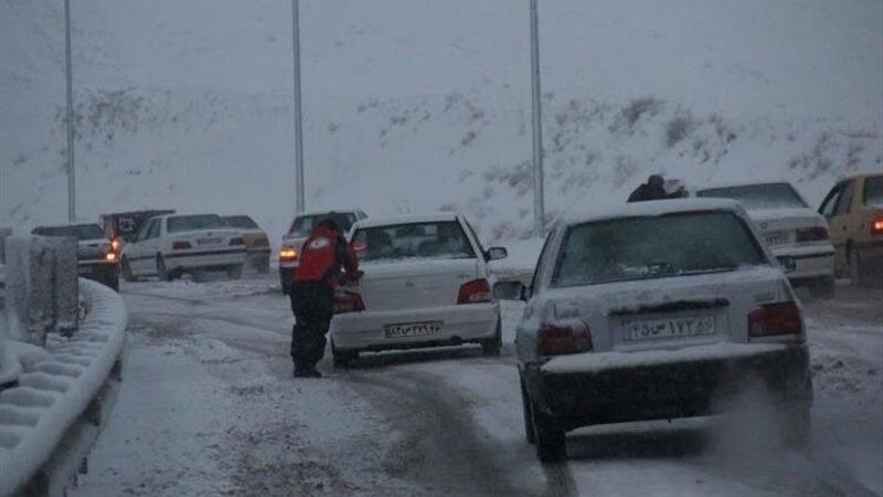 بارش شدید برف در کاشان؛ محور کامو-قهرود به‌طور کامل مسدود شد!
