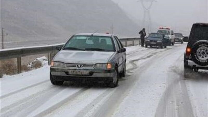 بارش سنگین برف در مازندران؛ راه‌های غرب استان گرفتار ترافیک سنگین شدند!