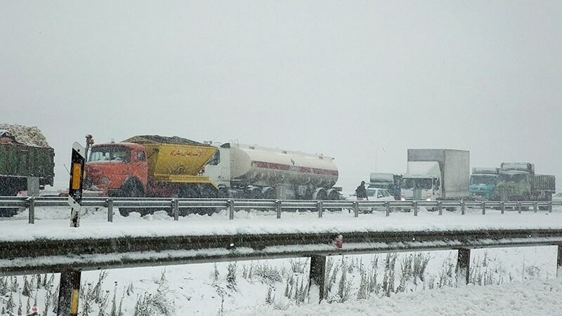 بارش برف و یخ‌زدگی، محور مهریز-میانکوه را به تعطیلی کشاند!