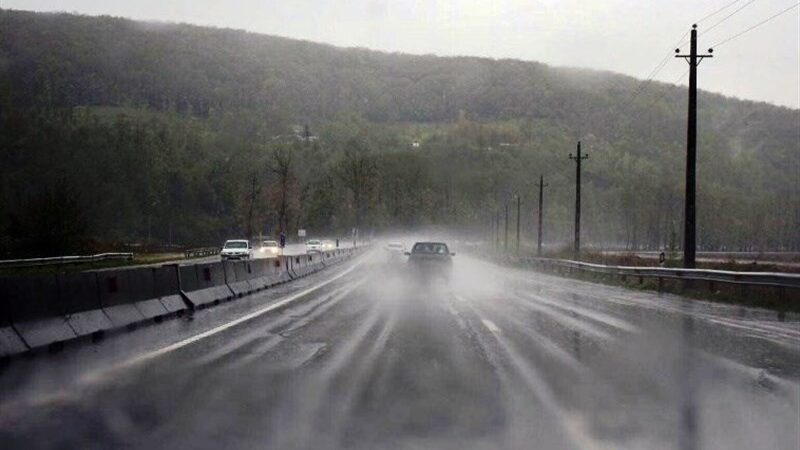 بارش برف ناگهانی در کندوان و کیاسر؛ رانندگان مراقب کاهش دید باشند!