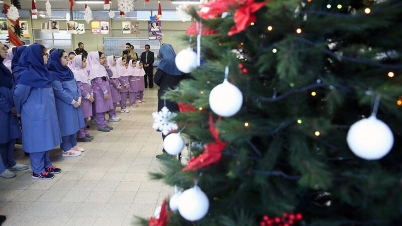 جشن کریسمس در مدرسه دخترانه تهران؛ تصویری نادر از همزیستی فرهنگی در دهه ۷۰