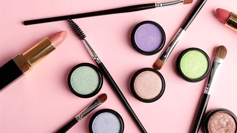 چرا برخی محصولات آرایشی باعث حساسیت می‌شوند؟ نشانه‌ها و علت‌های پنهان را بشناسید!