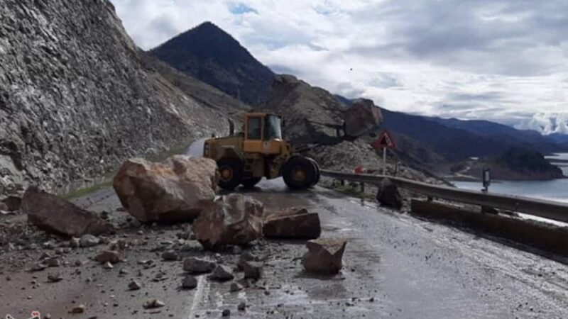 بارش بی‌سابقه باران و برف در فارس؛ جاده‌ها بسته و رانش کوه جان‌ها را تهدید می‌کند!