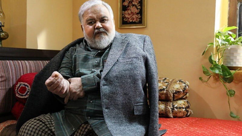 نگاهی به چیدمان منزل شاهانه و مجلل «اکبر عبدی» / از مبلمان سلطنتی و مدرن تا لوسترهای برنجی و ساعت مدرن