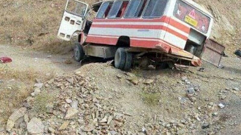 5 مصدوم در برخورد کوییک و مینی‌بوس در محور یزد ـ ندوشن