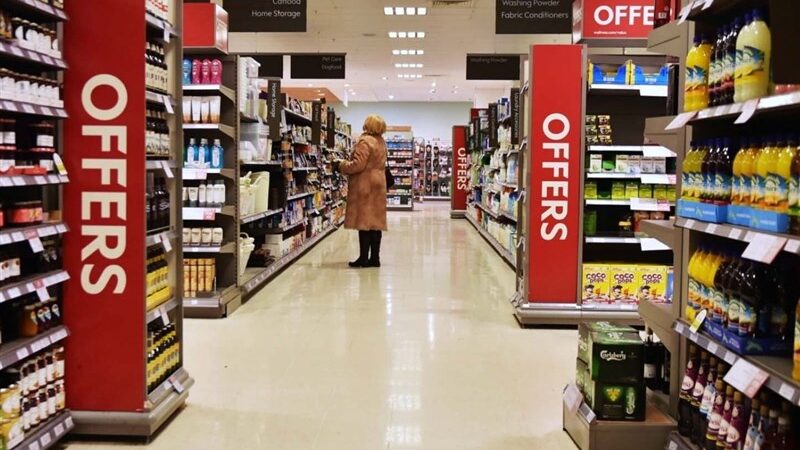 کاهش عجیب و غیرمنتظره فروش خرده‌فروشی در انگلیس؛ آیا اقتصاد در خطر است؟