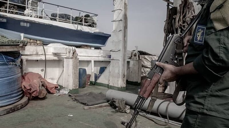 توقیف لنج‌های عمانی و قایق ترال غیرمجاز در آب‌های جاسک؛ دستگیری 6 تبعه خارجی با 100 کیلو مارماهی قاچاق!