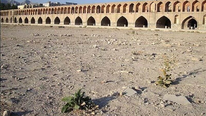 حقآبه زاینده‌رود و کشاورزان به تمسخر گرفته شده؛ آب دریا مال صنعت است نه شهر!