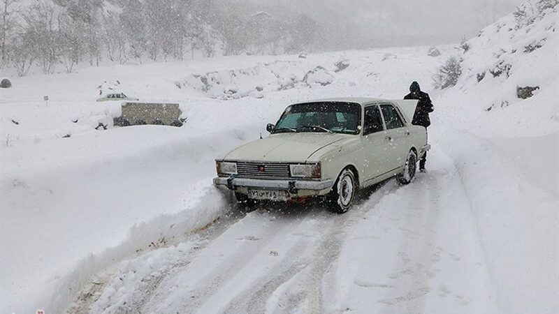 بارش برف در محورهای شمالی لرستان/45 اکیپ در جاده‌ها مستقر شدند