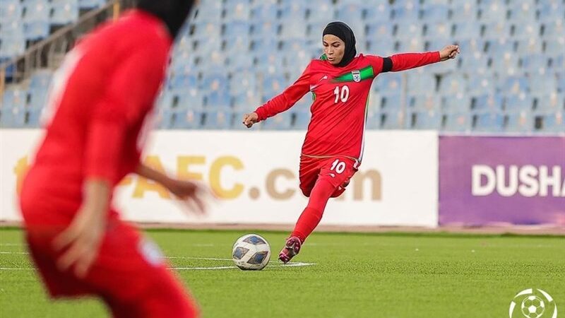 مربی تیم فوتبال بانوان فولاد: صعود به لیگ برتر در دستان ماست؛ حمایت هواداران و مدیرعامل رمزی برای پیروزی!