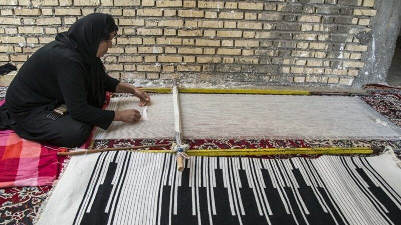 الیگودرز رسما به شهر ملی چوقابافی ایران تبدیل شد؛ حمایت ویژه از هنرمندان صنایع‌دستی کلید خورد